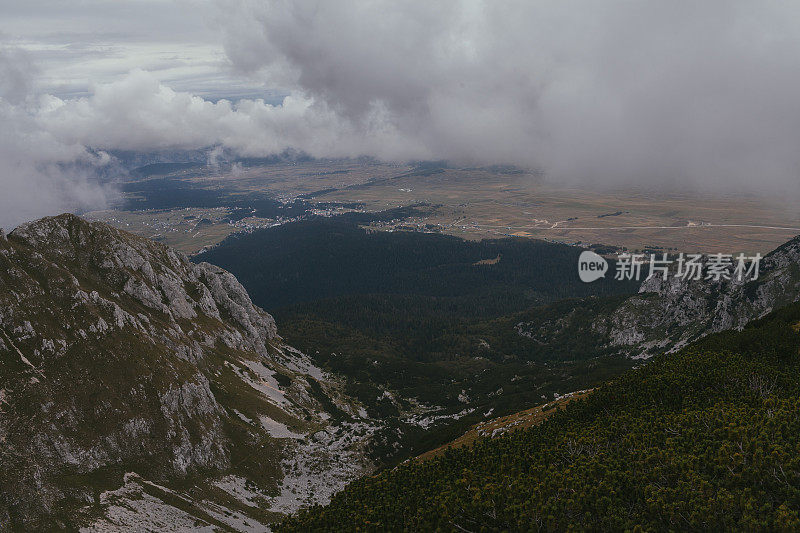 从山顶俯瞰公园的全景