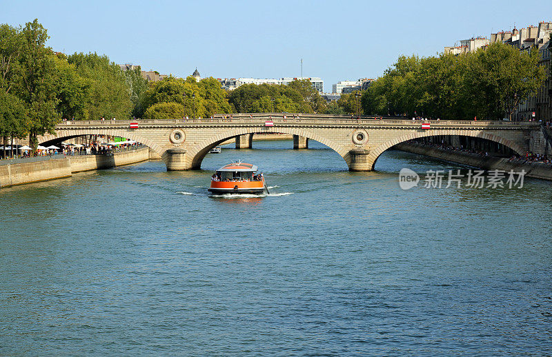 在巴黎塞纳河上航行的船