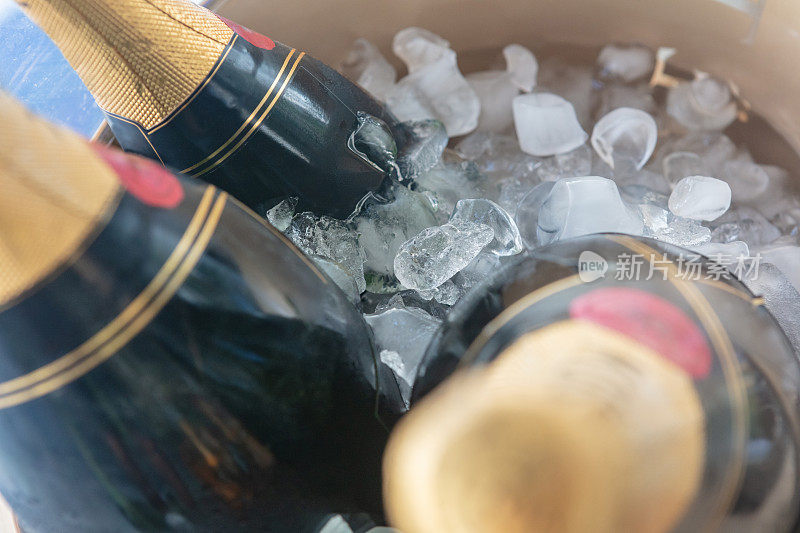 香槟在冰上