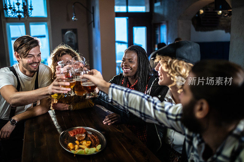 友好的酒吧晚餐约会