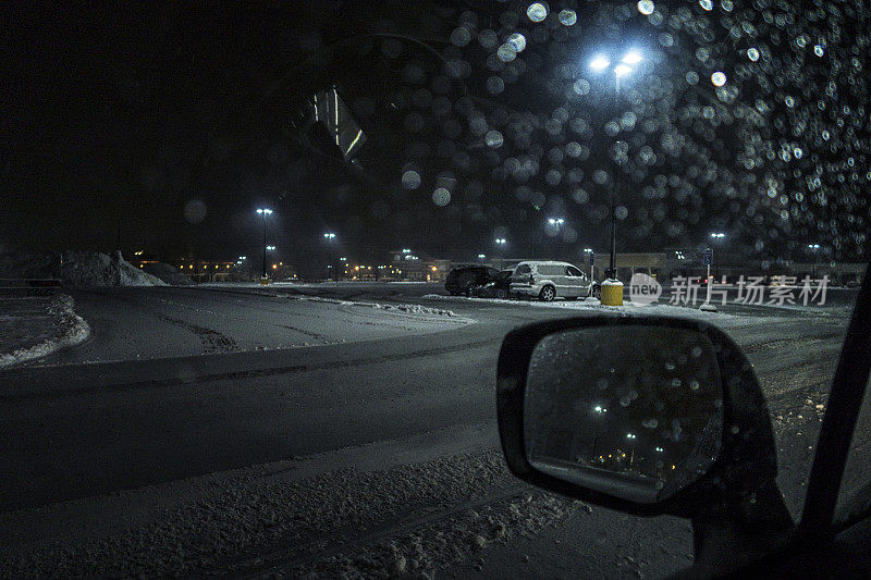 冰天雪地购物中心停车场