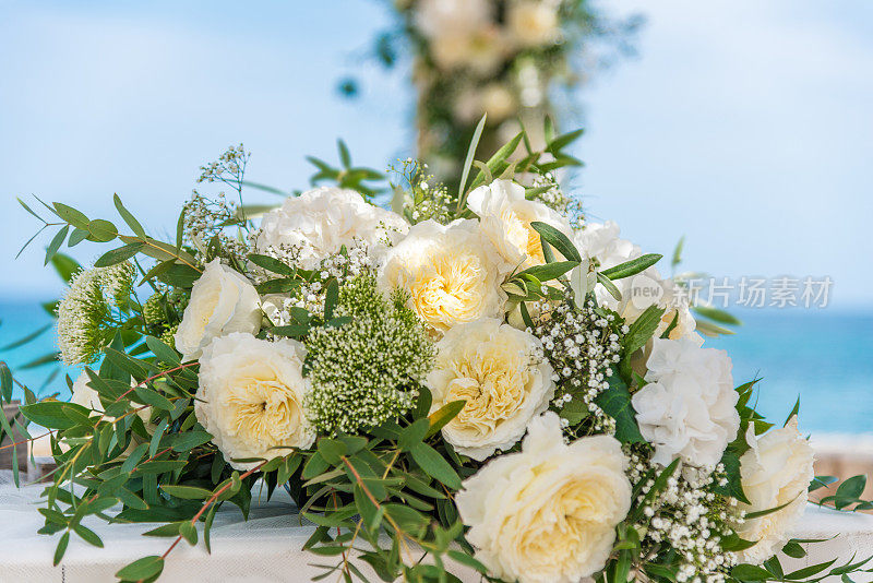 牡丹和玫瑰花束在桌子上近距离-婚礼