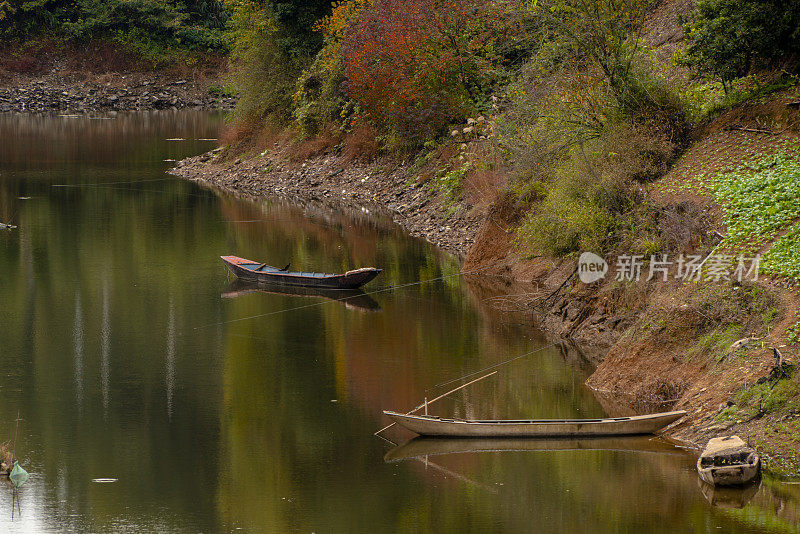 秋色:水上渔船