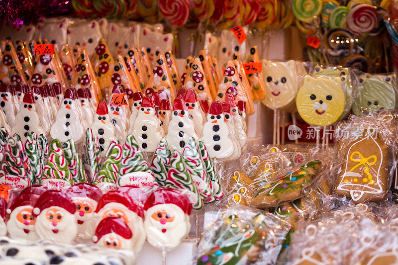 户外圣诞市场摊位上陈列的糖果和姜饼