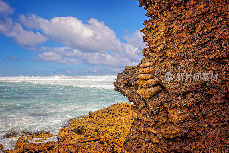 海浪拍打着海岸