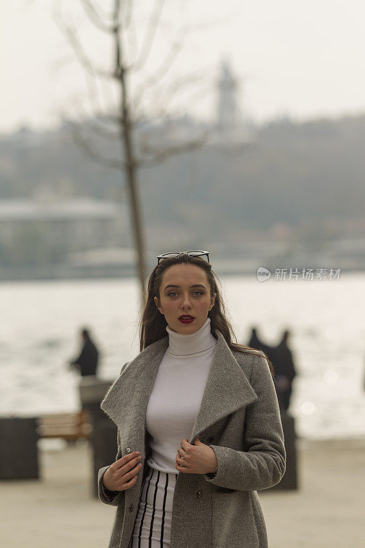 一名年轻的俄罗斯女子在土耳其伊斯坦布尔卡拉科伊街头摆造型