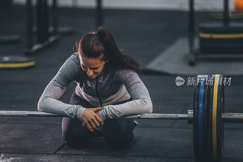 女人在做硬拉后休息