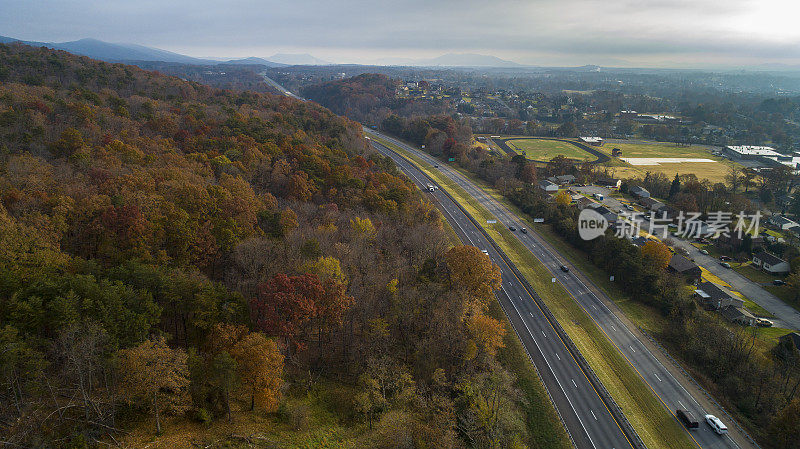 山上高速公路上的无人机鸟瞰图