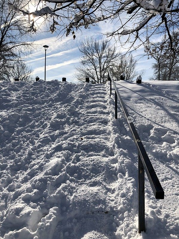 被雪覆盖的楼梯