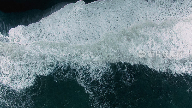 海洋泡沫和黑色沙滩