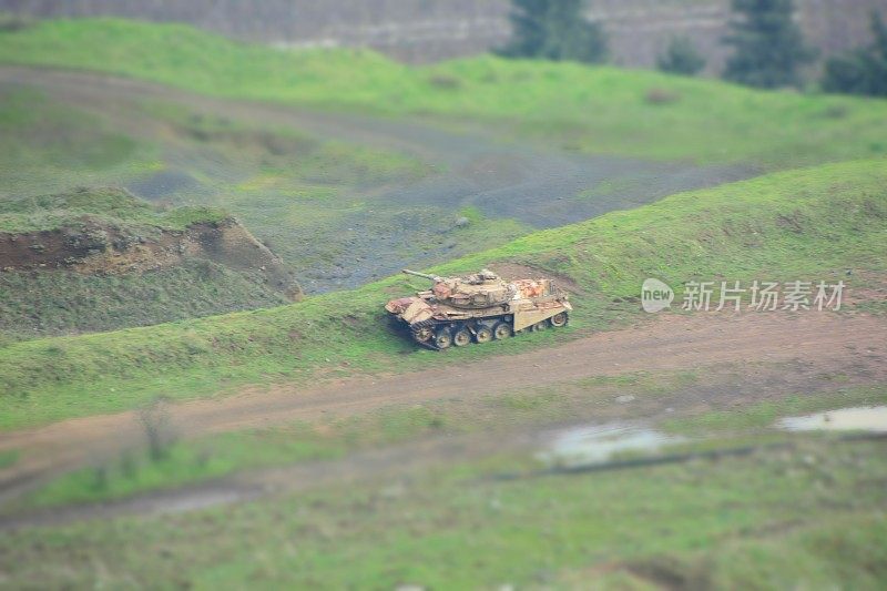 一辆旧坦克在戈兰高地被毁