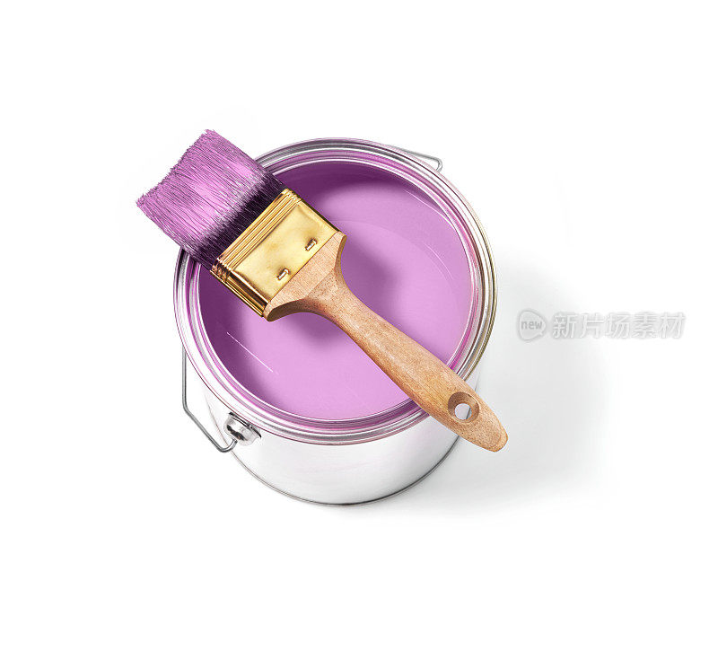 用刷子在白色背景上涂上粉红色的油漆罐