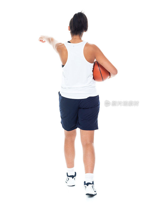 美丽的非裔美国篮球运动员向前走，指着前方