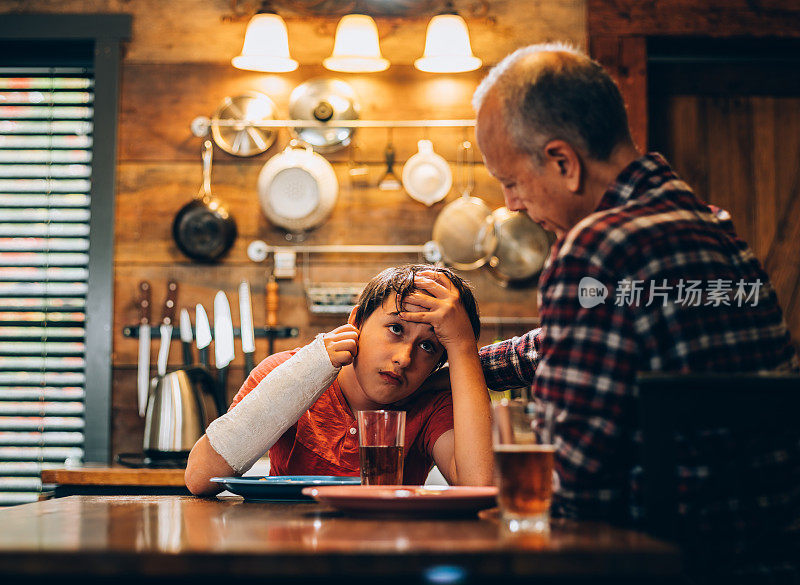 伤害少年和祖父