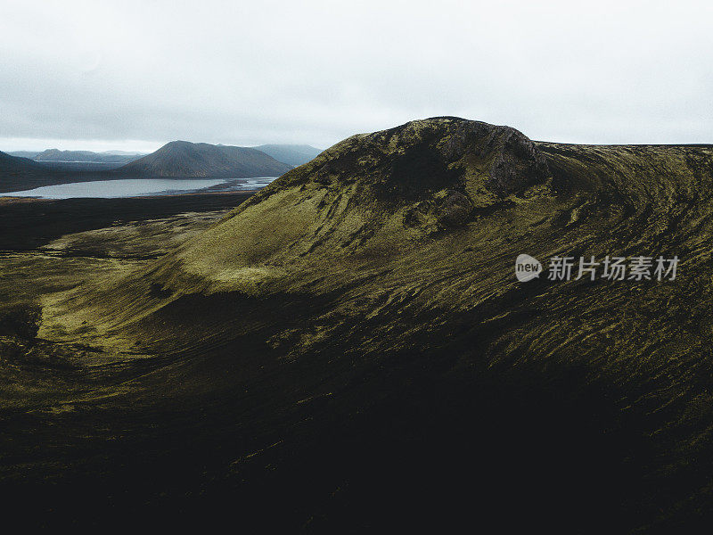 鸟瞰图在冰岛高地火山口美丽的湖