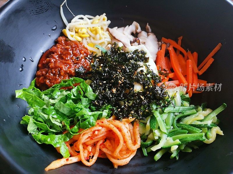 传统的韩国食物锅拌饭
