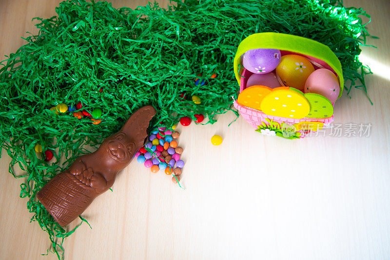 巧克力复活节兔子与鸡蛋颗粒