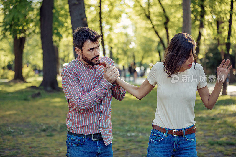 一对年轻夫妇在公园里吵架