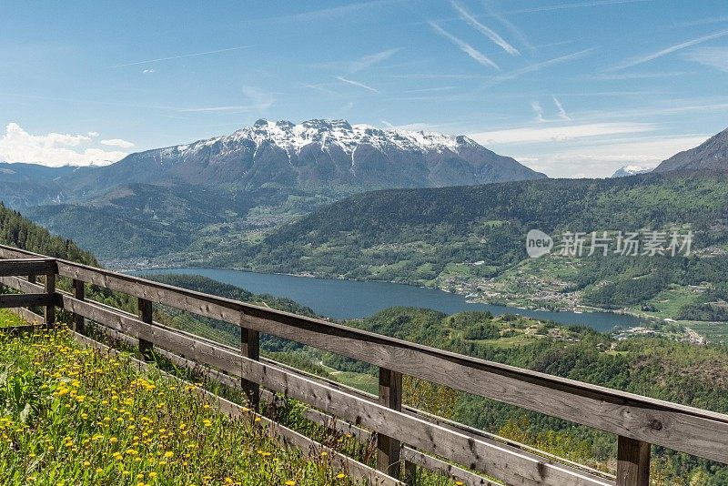 依山傍天的湖景