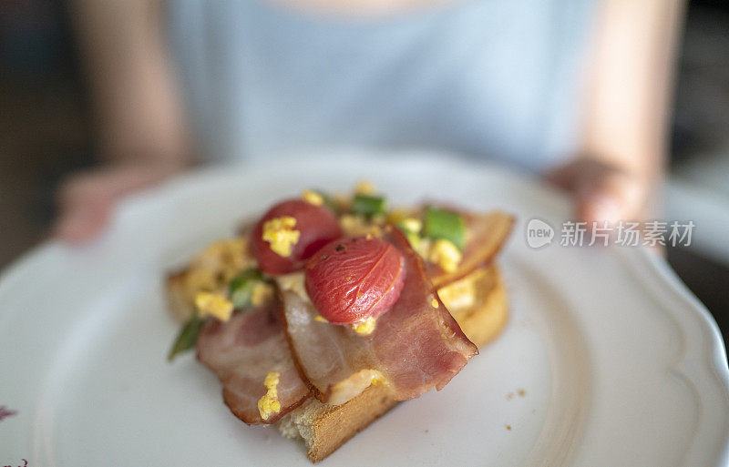 自制健康早餐:烤面包加培根和鸡蛋