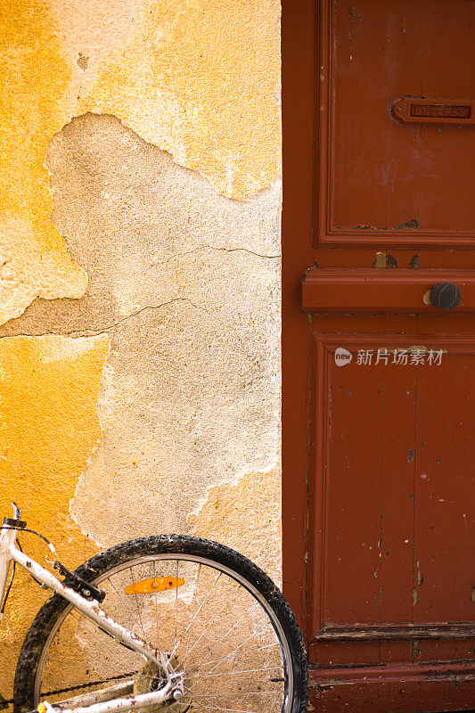 法国普罗旺斯:乡村红门，黄墙，自行车