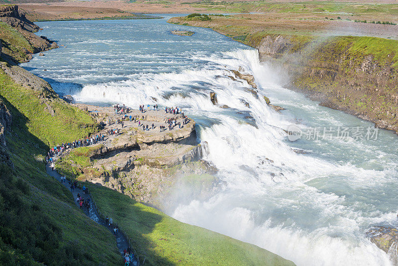 冰岛的夏季海湾瀑布