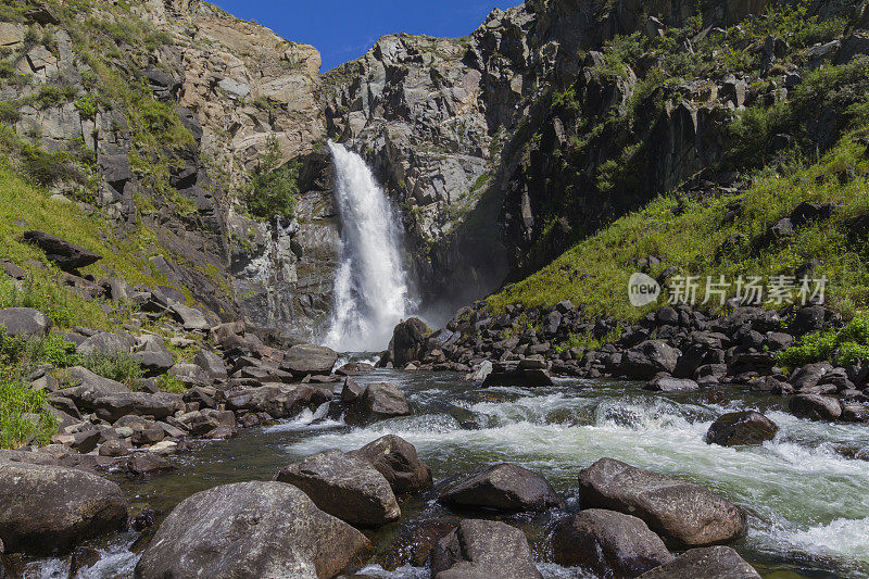 阿勒泰山脉的瀑布。美丽的自然景观。受欢迎的旅游distination。
