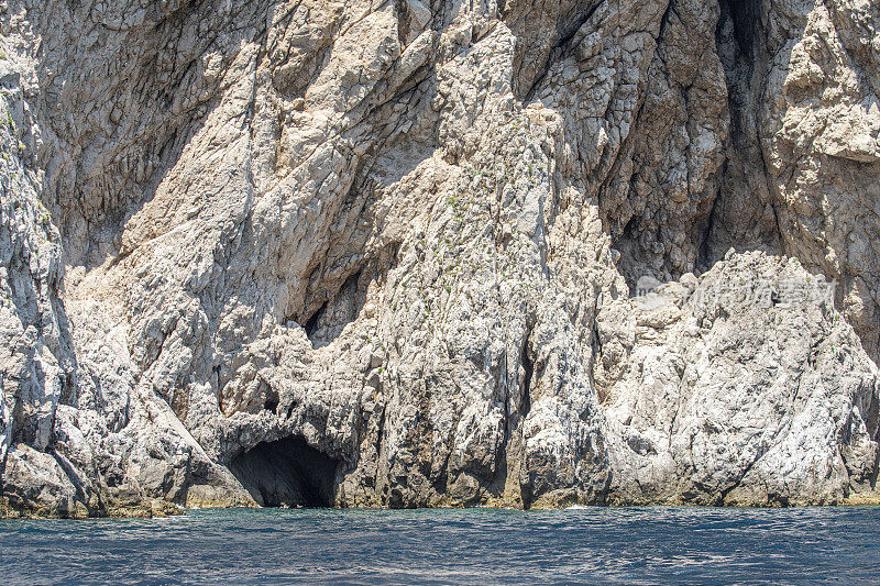 意大利第勒尼安海卡普里岛海岸线上的一个洞穴。