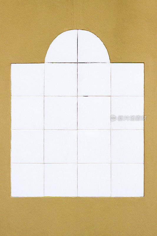 墙上空白的白色瓷砖标牌，背景与复制空间