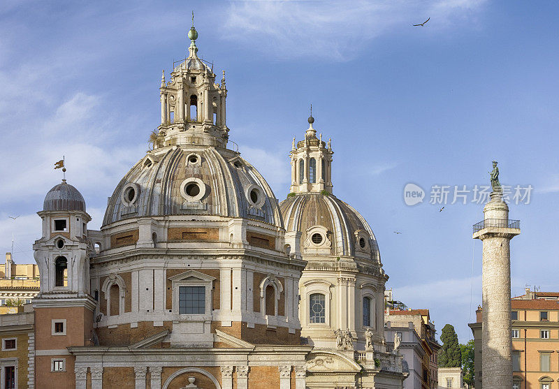 图拉真的圆柱和圆顶教堂的最神圣的名字玛丽和圣玛丽亚迪洛雷托，罗马