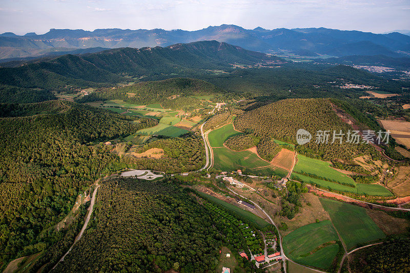 西班牙加泰罗尼亚赫罗纳省的圣玛格丽塔和croscat火山的鸟瞰图