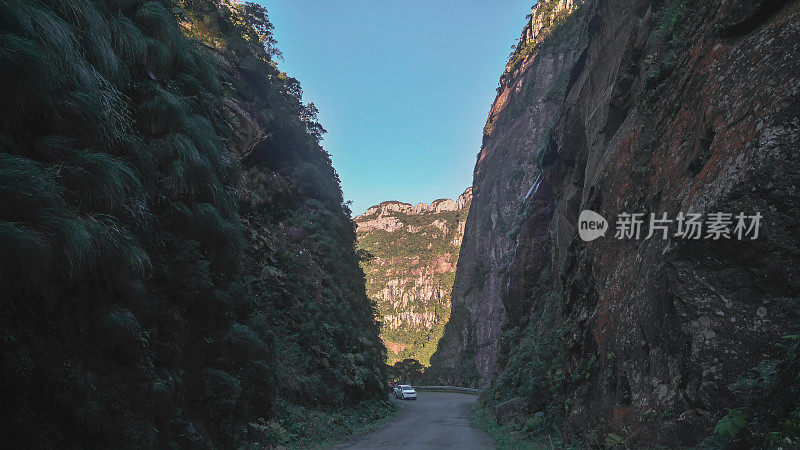 蓝天映衬下的风景