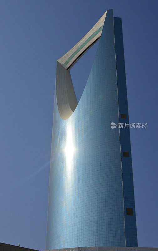 沙特阿拉伯利雅得王国中心——椭圆塔顶有一个弯曲的开口
