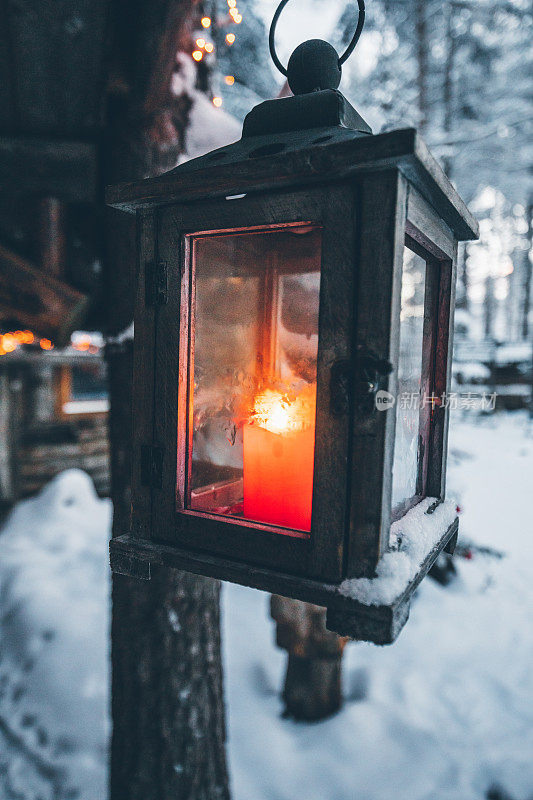 蜡烛灯在雪中燃烧