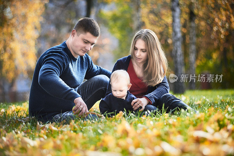 小男孩很高兴在妈妈和爸爸之间