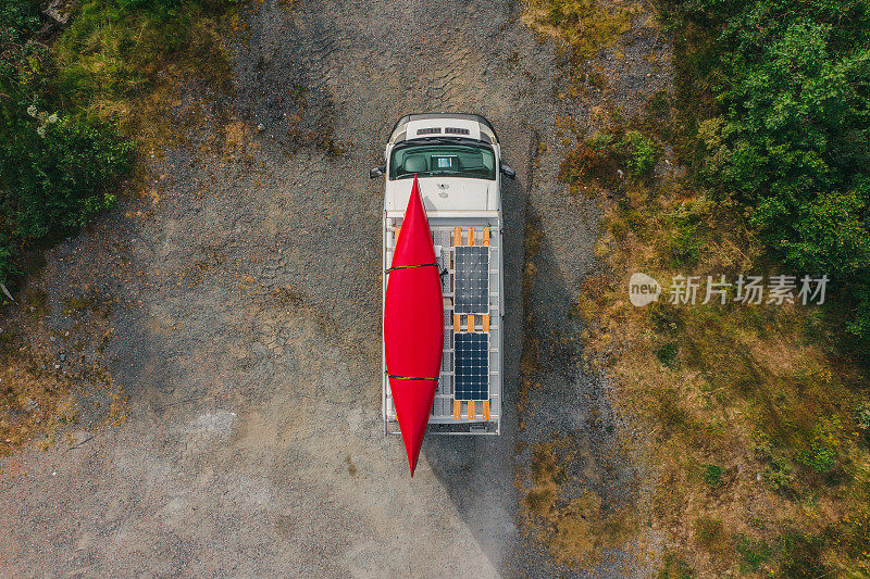 挪威公路上有独木舟的野营车鸟瞰图