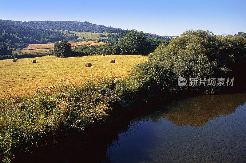 汝拉是法国东部Bourgogne-Franche-Comté的一个部门，以汝拉山脉命名