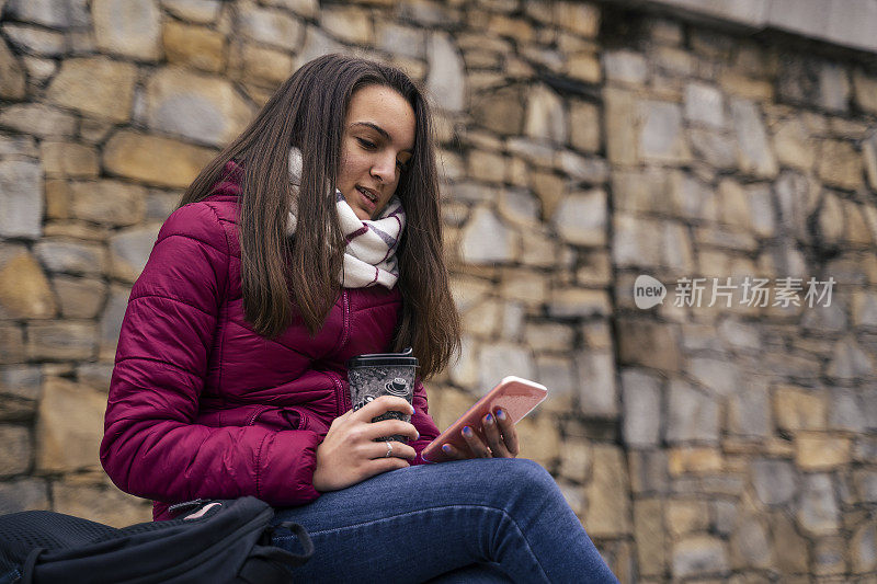 青少年的精神。美丽的少女在她的智能手机后一个漫长的学校一天…