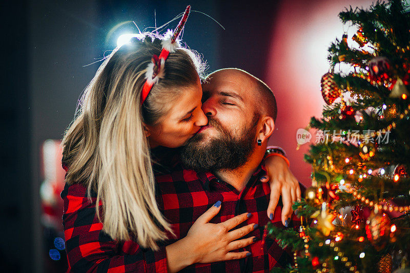 年轻夫妇装饰圣诞树