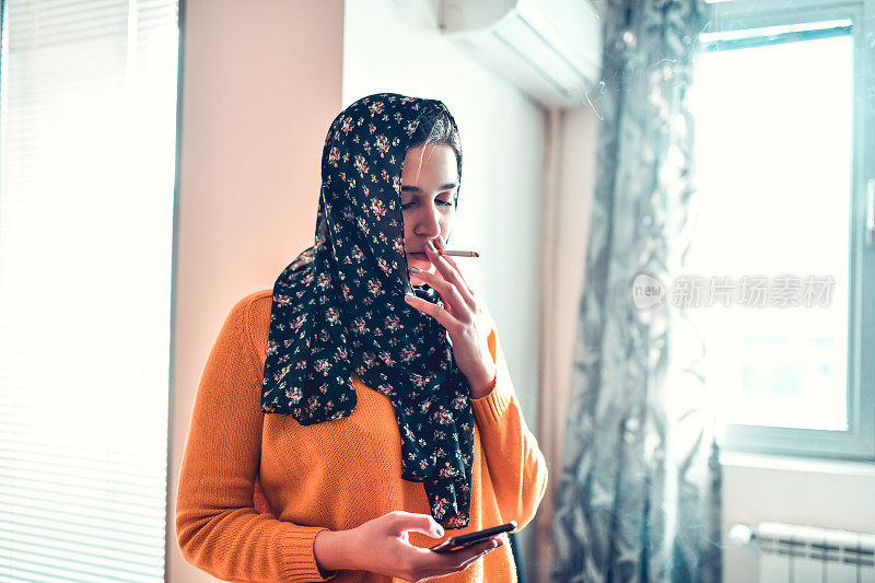 中东女性违反宗教规则和吸烟