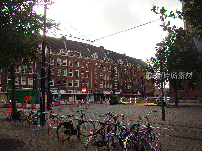 荷兰海牙，2007年6月:荷兰海牙城市街道上的自行车停车场