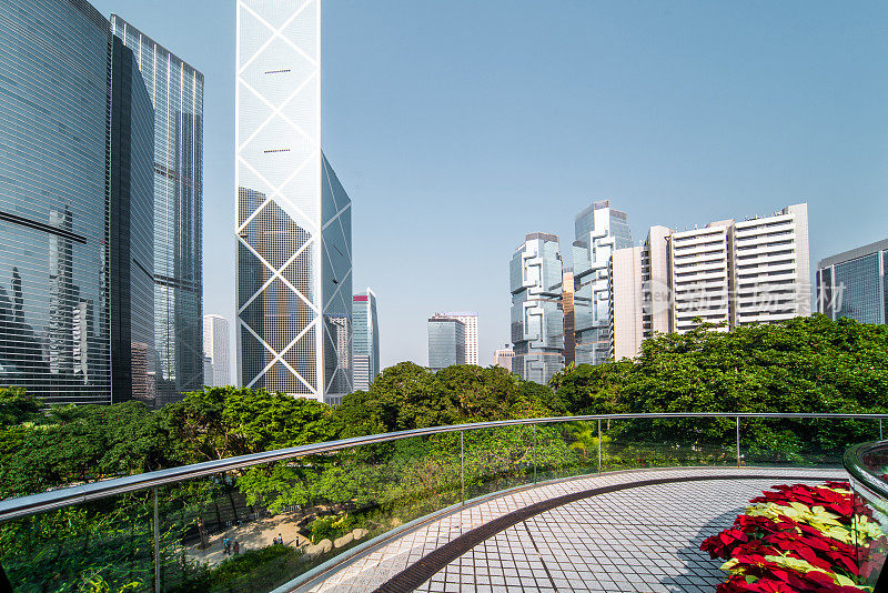 香港悉尼天际线前空荡荡的屋顶露台