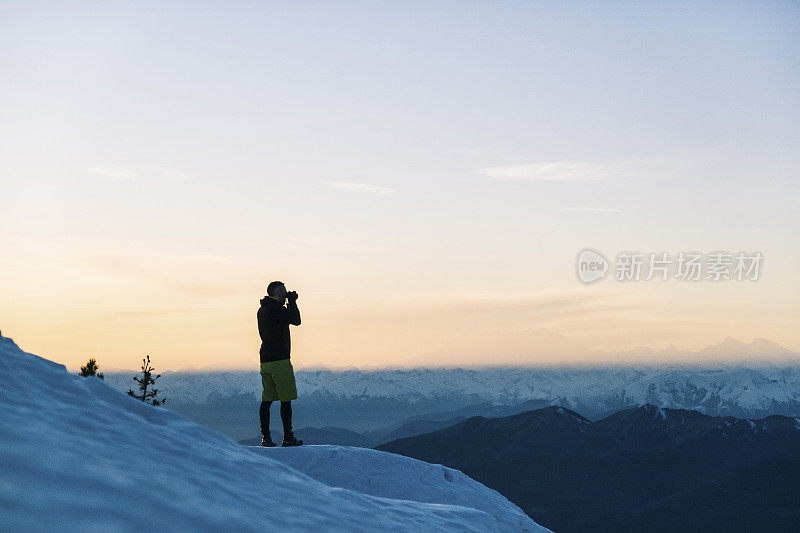 一名越野者在黎明时翻山越岭拍照