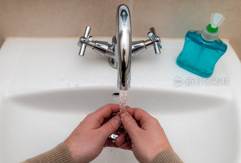 用皂液器在水槽洗手