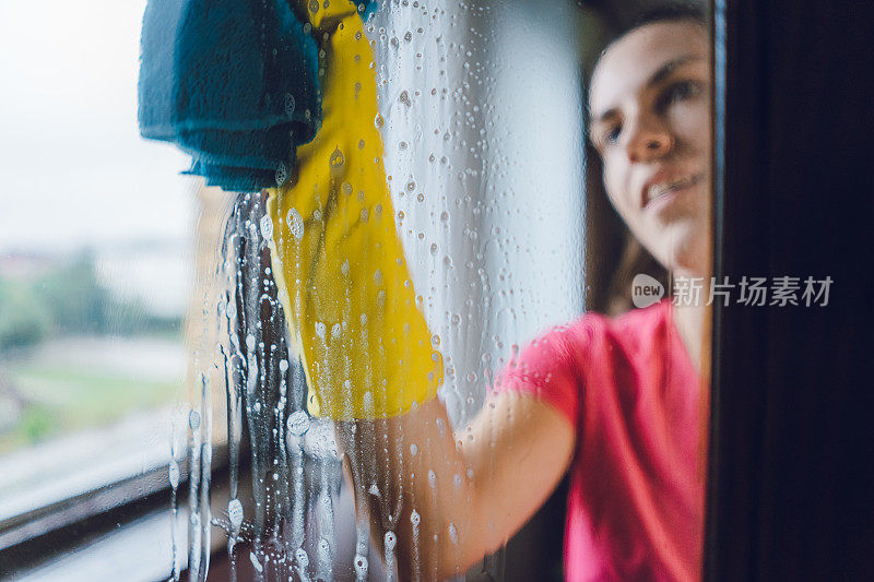 女人洗窗户