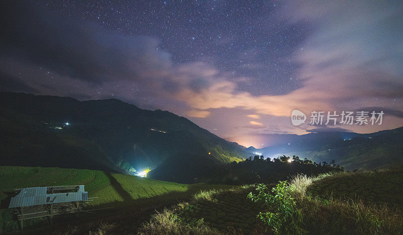 银河系与星星和空间美丽的景观绿色稻田准备在越南西北部的梯田日落山在木仓寨，颜白，越南