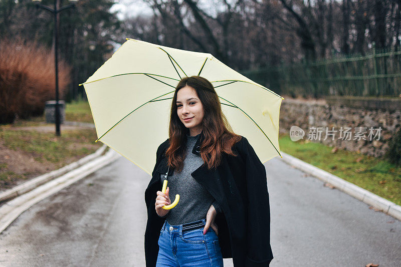 美丽的年轻女子享受着雨天