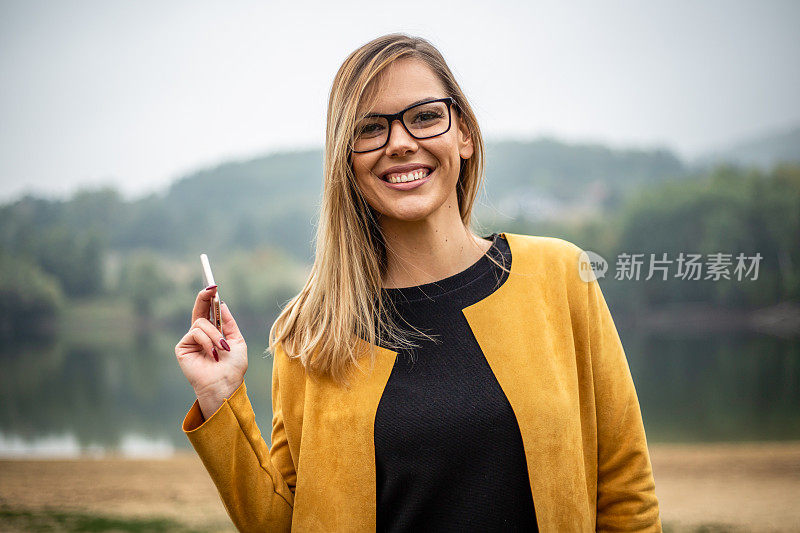 美丽的年轻女子在使用手机