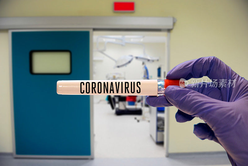 医生在医院拿着冠状病毒试管