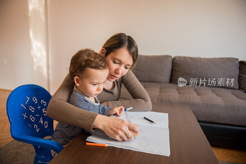 母亲和年幼的儿子准备上学前班